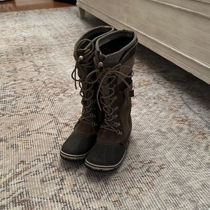 Sorel tall lace up boots Size 7 // waterproof
